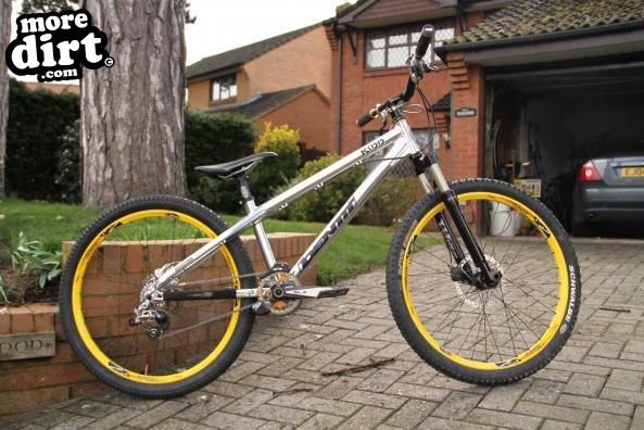 Identiti - Krisis SL