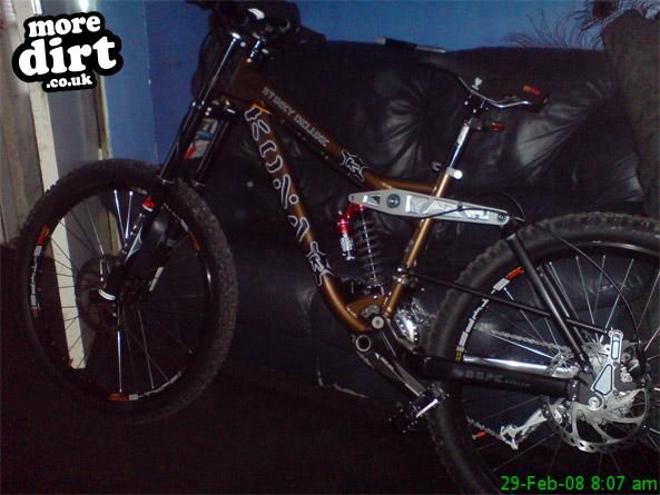 Kona - Kona stinky deluxe 07