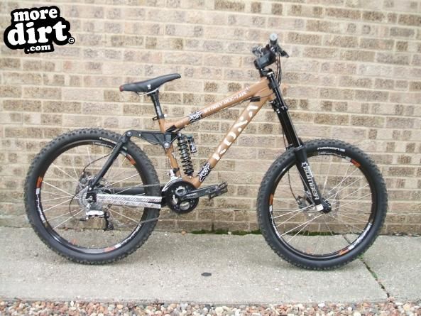 KONA - STINKY DEE-LUX