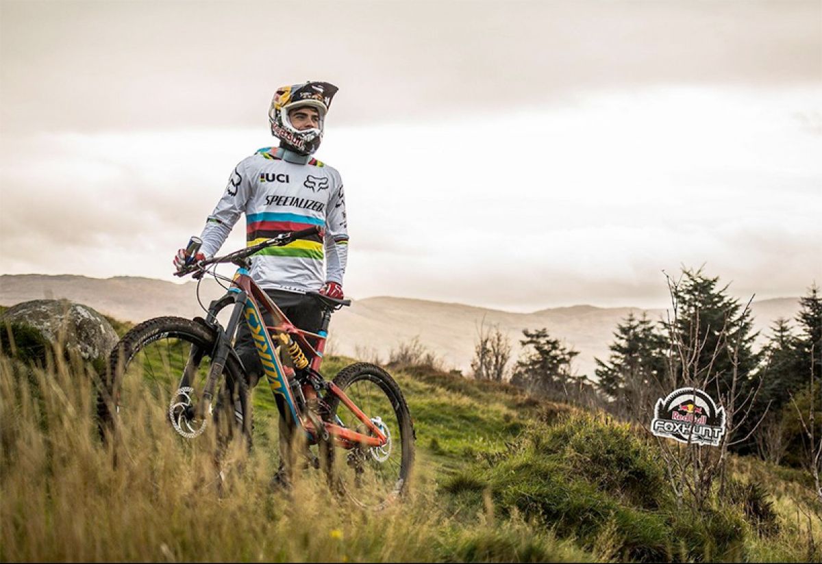 Watch Loic Bruni overtake 400 riders at the Red Bull Foxhunt
