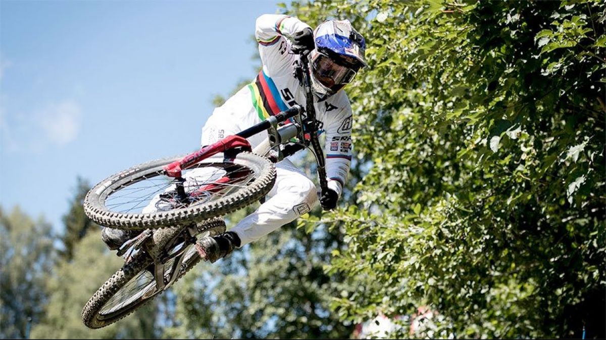 Watch: Vali Höll - It's a Vibe