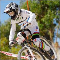 Caroline Buchanan signs with Commencal! - Second Image
