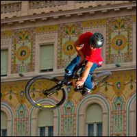 Adam Hauck can't stop winning: Best trick at the Red Bull Bike Night - Second Image