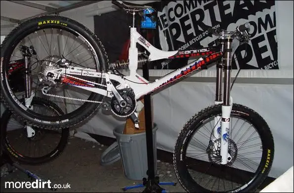 Gee's Commencal Supreme DH with new paint job for 