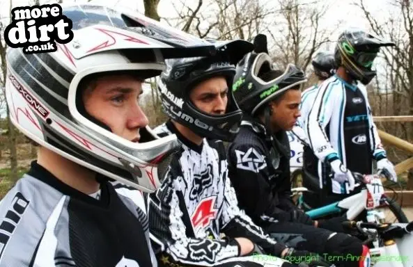 NPS4X 2009 Round 1- lads wait for their moto to be