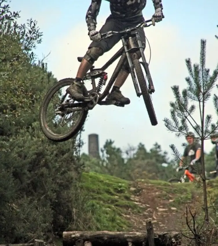 me whipping off the larger gorse jump

www.LBsho