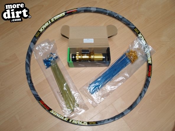 Hope Pro 2
Blue and Gold spokes
Gold and Blue ni