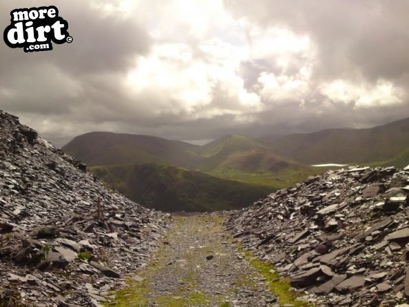 very quick bit of deserted   
singletrack down hi