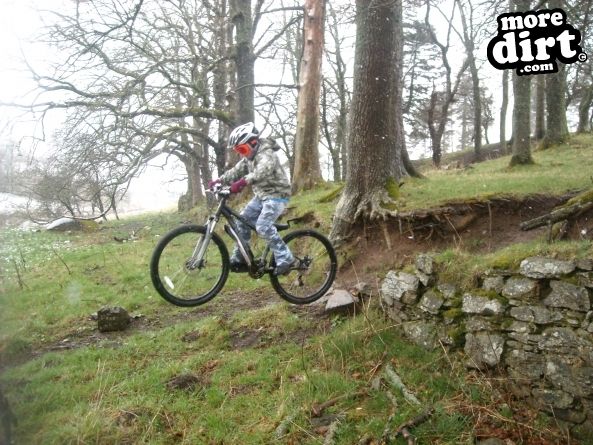 keithrules doing a drop on a gnarly singletrack le