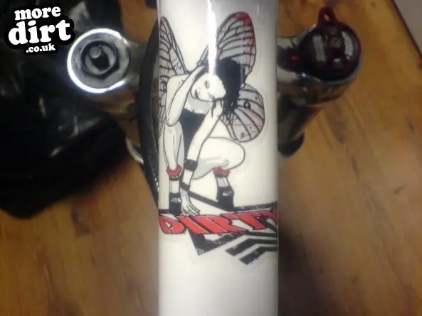 sits right on my downtube love it so much im getti