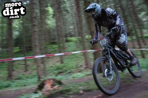 Y Mynydd Downhill - Cwmcarn