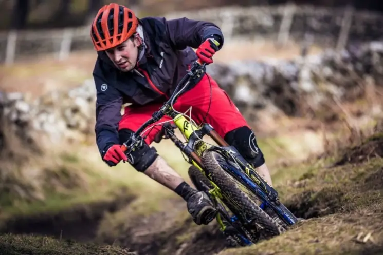 Chris Smith carves up winter in the new Endura Sin