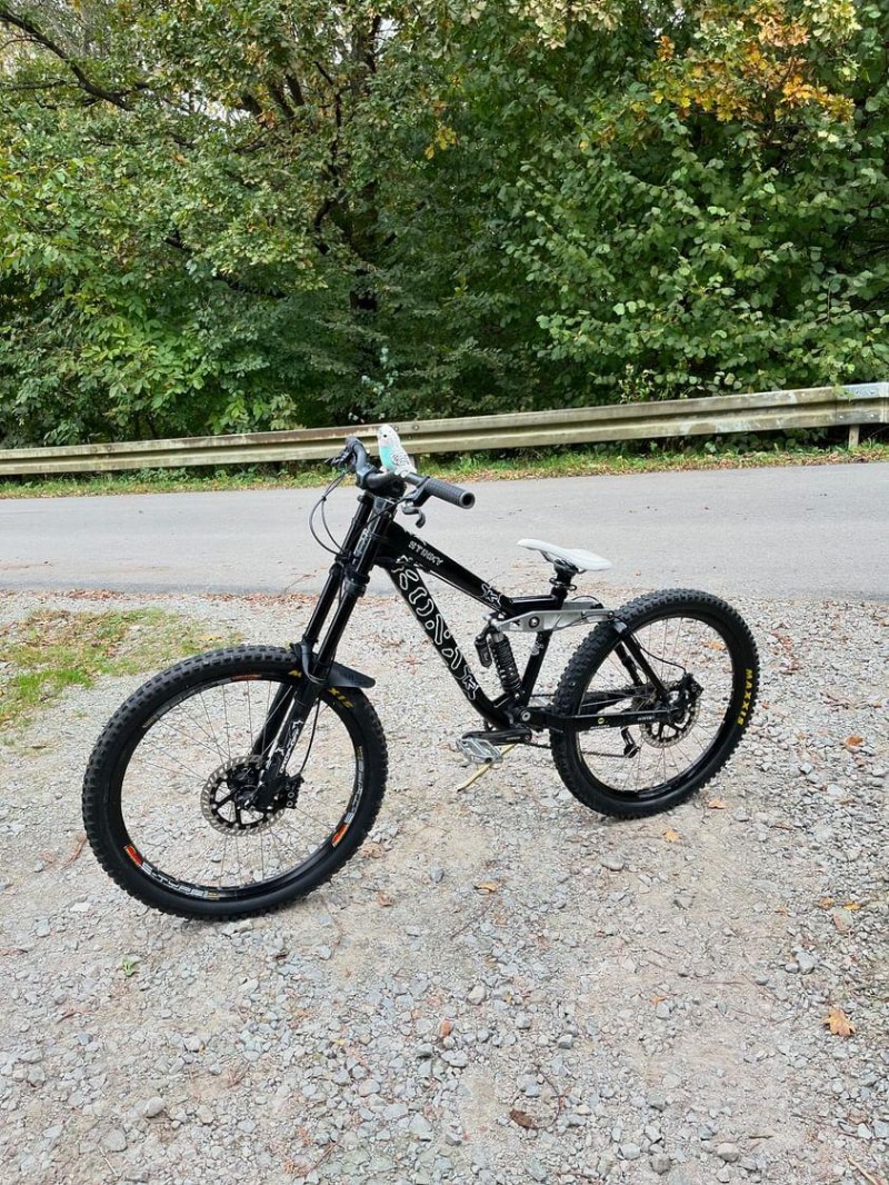 Well its finally time i share this build with the world. Here we have my custom 2006 kona stinky. Parts list